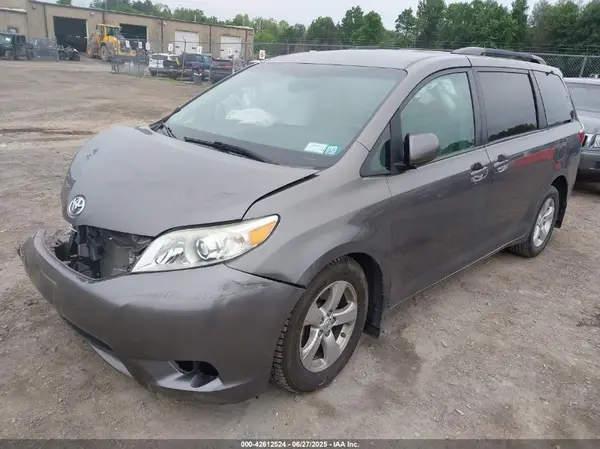 5TDKK3DC7GS747482 2016 TOYOTA SIENNA - Image 2