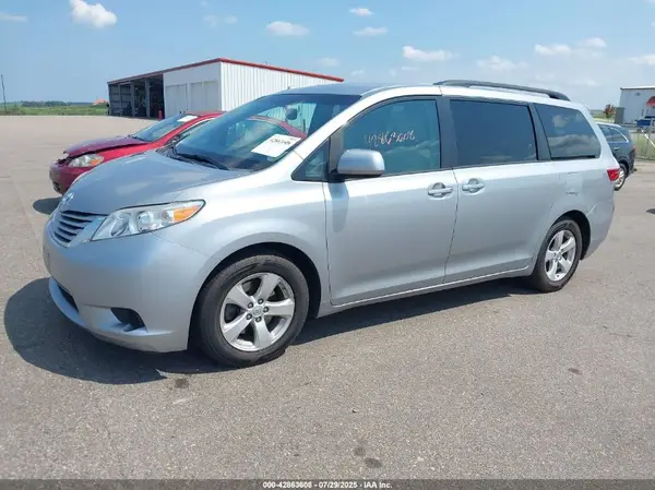 5TDKK3DC7GS750060 2016 TOYOTA SIENNA - Image 2
