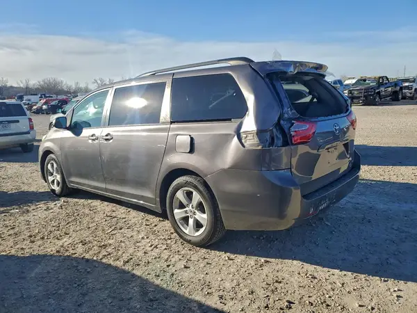 5TDKK3DC7GS756036 2016 TOYOTA SIENNA - Image 2