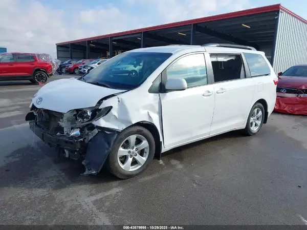 5TDKK3DC7GS756912 2016 TOYOTA SIENNA - Image 2