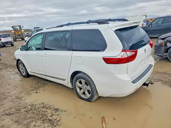 5TDKK3DC7GS763827 2016 TOYOTA SIENNA - Image 2
