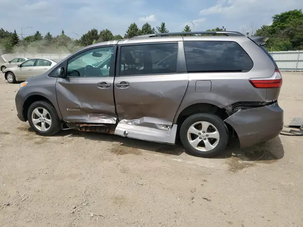 5TDKK3DC7GS763990 2016 TOYOTA SIENNA - Image 2