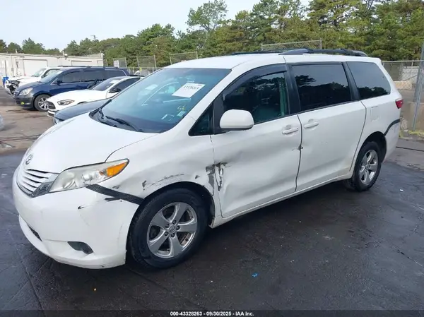 5TDKK3DC8GS716418 2016 TOYOTA SIENNA - Image 2