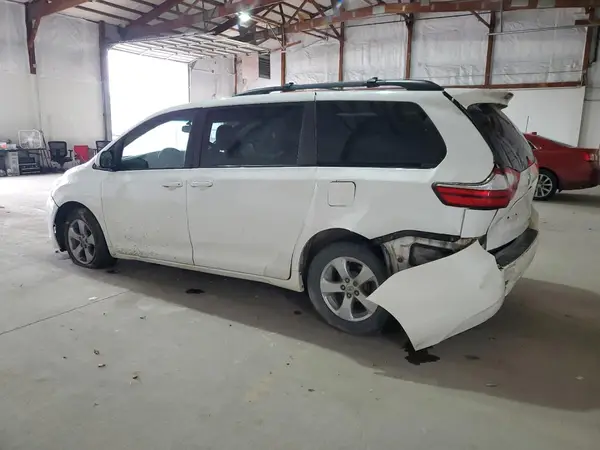 5TDKK3DC8GS721571 2016 TOYOTA SIENNA - Image 2