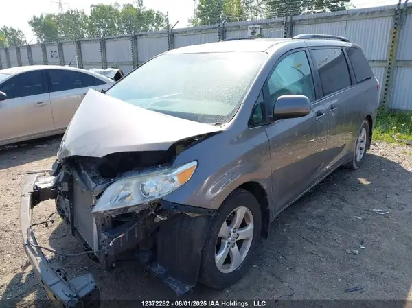 5TDKK3DC8GS723093 2016 TOYOTA SIENNA - Image 2