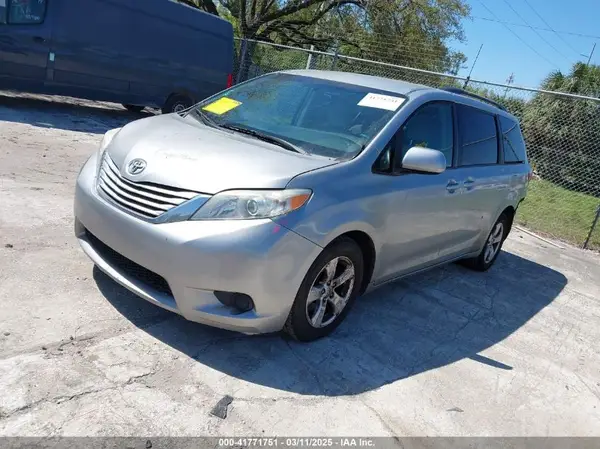 5TDKK3DC8GS728746 2016 TOYOTA SIENNA - Image 2