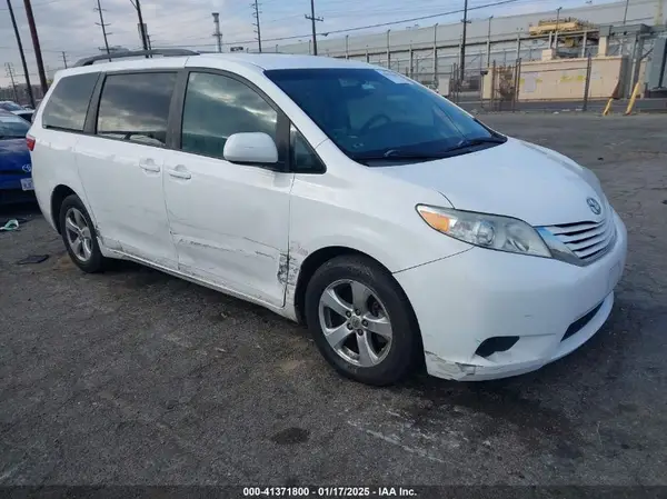 5TDKK3DC8GS738774 2016 TOYOTA SIENNA - Image 1