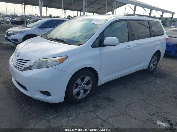 5TDKK3DC8GS738774 2016 TOYOTA SIENNA - Image 2