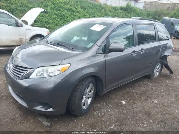 5TDKK3DC8GS753582 2016 TOYOTA SIENNA - Image 2