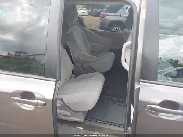 5TDKK3DC8GS753582 2016 TOYOTA SIENNA - Image 8