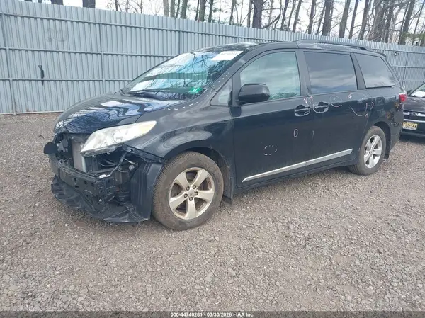 5TDKK3DC8GS755011 2016 TOYOTA SIENNA - Image 2