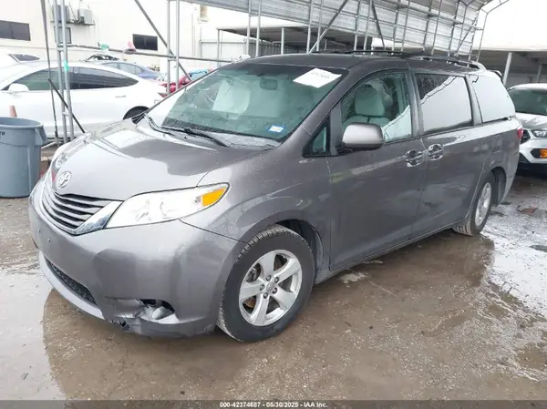 5TDKK3DC9GS694686 2016 TOYOTA SIENNA - Image 2
