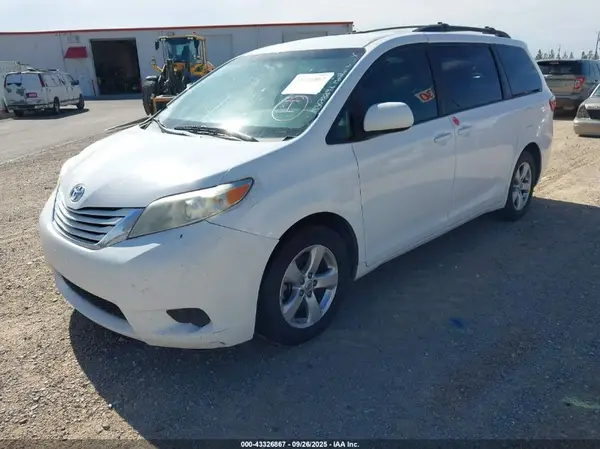 5TDKK3DC9GS697457 2016 TOYOTA SIENNA - Image 2