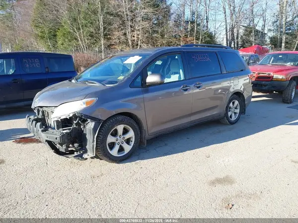5TDKK3DC9GS700499 2016 TOYOTA SIENNA - Image 2