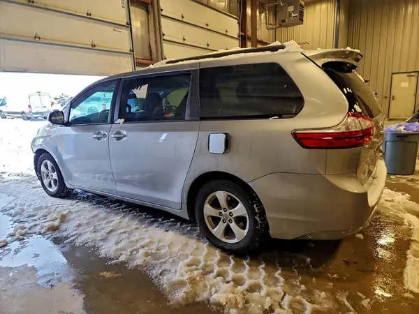 5TDKK3DC9GS717397 2016 TOYOTA SIENNA - Image 2