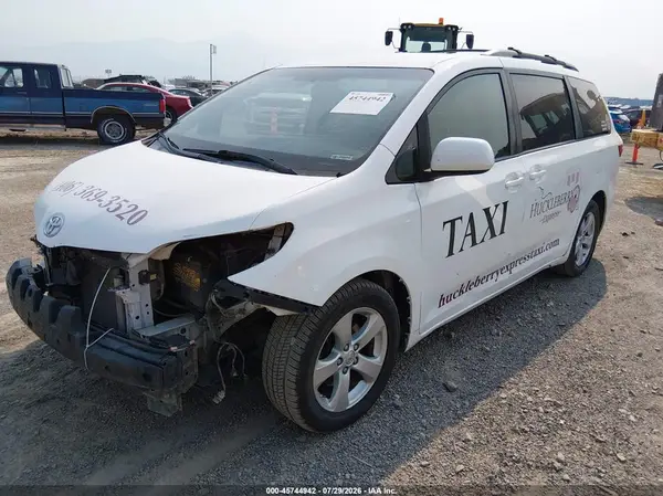 5TDKK3DC9GS719845 2016 TOYOTA SIENNA - Image 2
