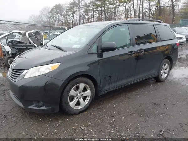 5TDKK3DC9GS722017 2016 TOYOTA SIENNA - Image 2