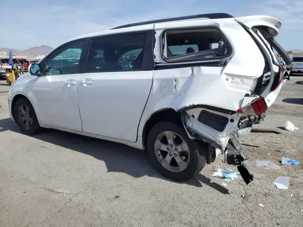 5TDKK3DC9GS722454 2016 TOYOTA SIENNA - Image 2