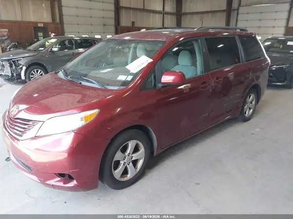 5TDKK3DC9GS724608 2016 TOYOTA SIENNA - Image 2