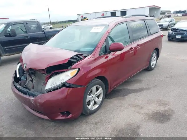 5TDKK3DC9GS728500 2016 TOYOTA SIENNA - Image 2