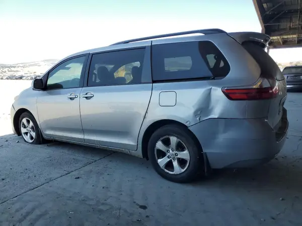 5TDKK3DC9GS736810 2016 TOYOTA SIENNA - Image 2