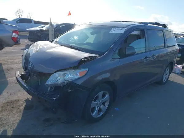 5TDKK3DC9GS749010 2016 TOYOTA SIENNA - Image 2
