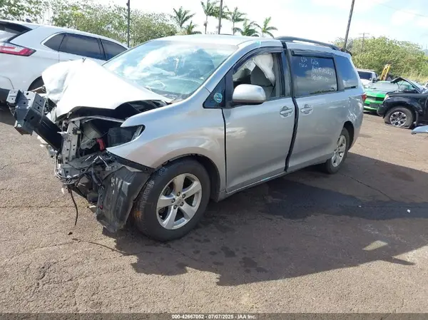 5TDKK3DCXGS691540 2016 TOYOTA SIENNA - Image 2