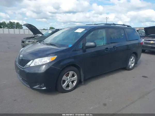 5TDKK3DCXGS695619 2016 TOYOTA SIENNA - Image 2