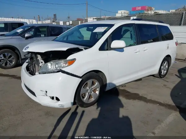 5TDKK3DCXGS708644 2016 TOYOTA SIENNA - Image 2