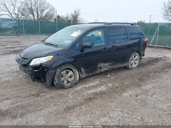 5TDKK3DCXGS711818 2016 TOYOTA SIENNA - Image 2