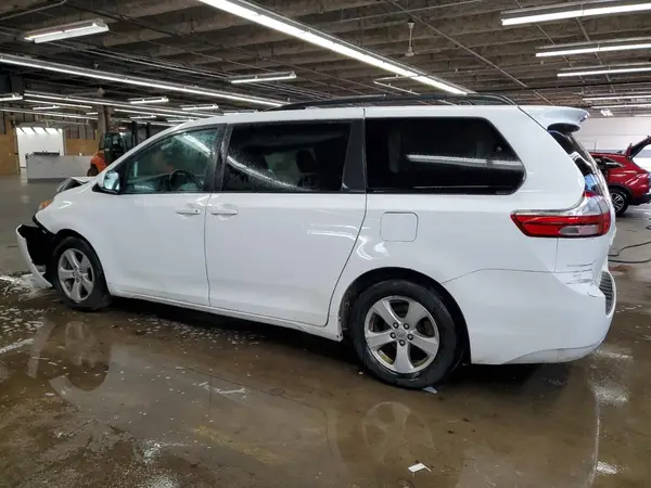 5TDKK3DCXGS713844 2016 TOYOTA SIENNA - Image 2