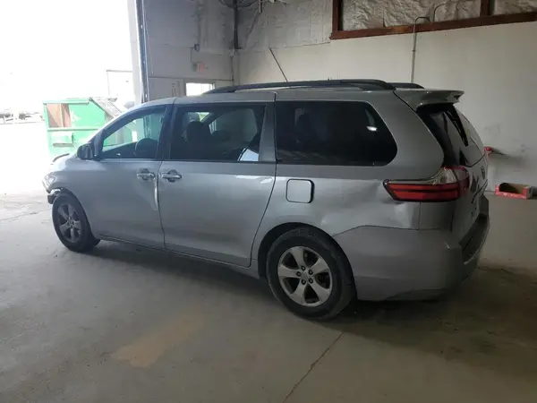 5TDKK3DCXGS714332 2016 TOYOTA SIENNA - Image 2