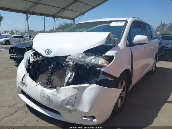 5TDKK3DCXGS722513 2016 TOYOTA SIENNA - Image 2