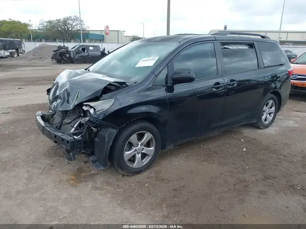 5TDKK3DCXGS731907 2016 TOYOTA SIENNA - Image 2