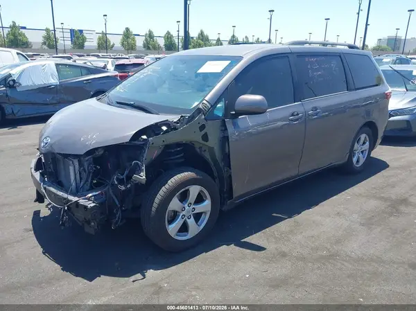 5TDKK3DCXGS732054 2016 TOYOTA SIENNA - Image 2
