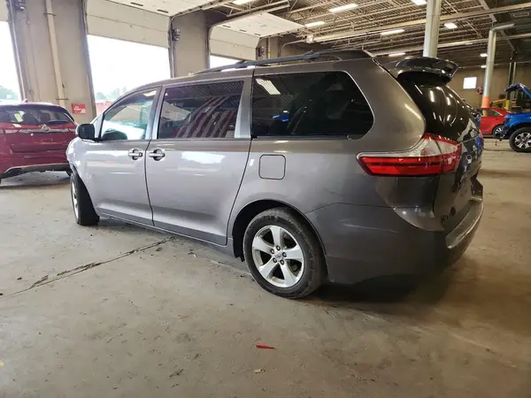 5TDKK3DCXGS734855 2016 TOYOTA SIENNA - Image 2