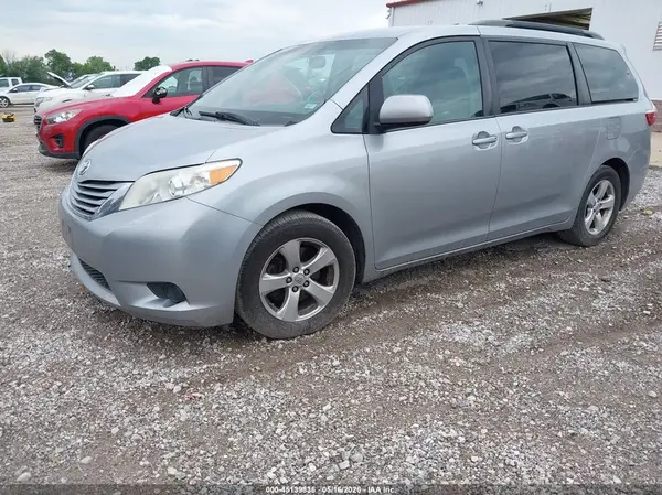 5TDKK3DCXGS740140 2016 TOYOTA SIENNA - Image 2