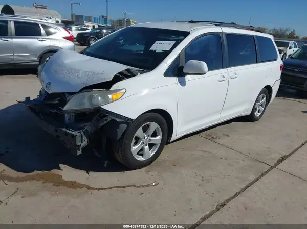 5TDKK3DCXGS752126 2016 TOYOTA SIENNA - Image 2