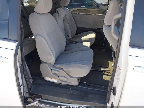 5TDKK3DCXGS752126 2016 TOYOTA SIENNA - Image 8