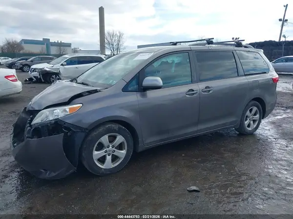 5TDKK3DCXGS757939 2016 TOYOTA SIENNA - Image 2
