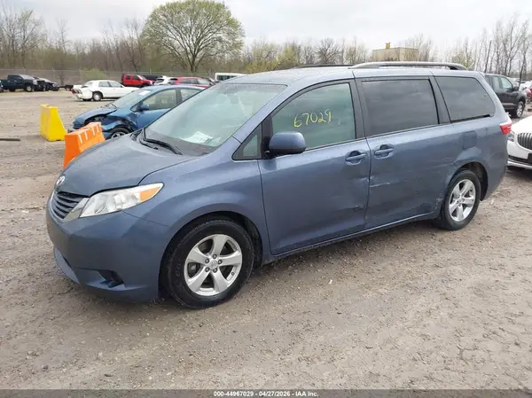 5TDKK3DCXGS759805 2016 TOYOTA SIENNA - Image 2