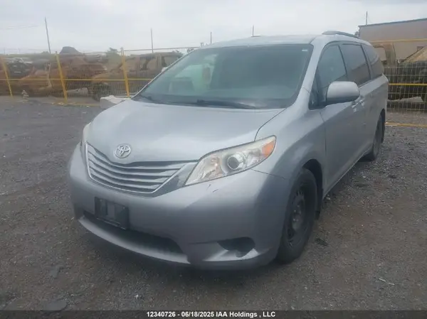 5TDKK3DCXGS761053 2016 TOYOTA SIENNA - Image 2