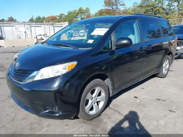 5TDKK3DCXGS761666 2016 TOYOTA SIENNA - Image 2