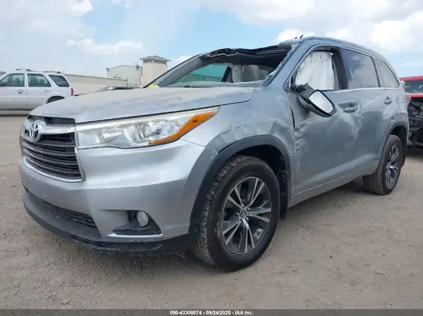 5TDKKRFH0GS502941 2016 TOYOTA HIGHLANDER - Image 2