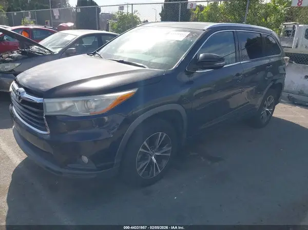 5TDKKRFH1GS502592 2016 TOYOTA HIGHLANDER - Image 2