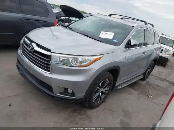 5TDKKRFH2GS127828 2016 TOYOTA HIGHLANDER - Image 2