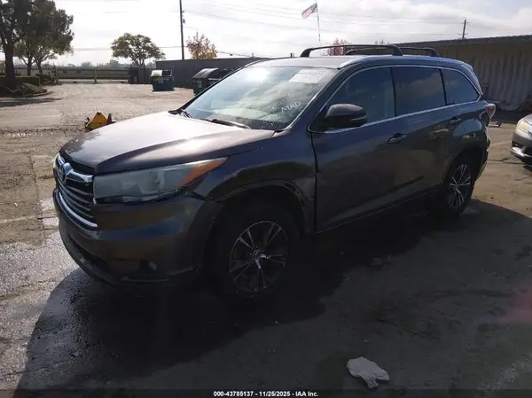 5TDKKRFH4GS142766 2016 TOYOTA HIGHLANDER - Image 2