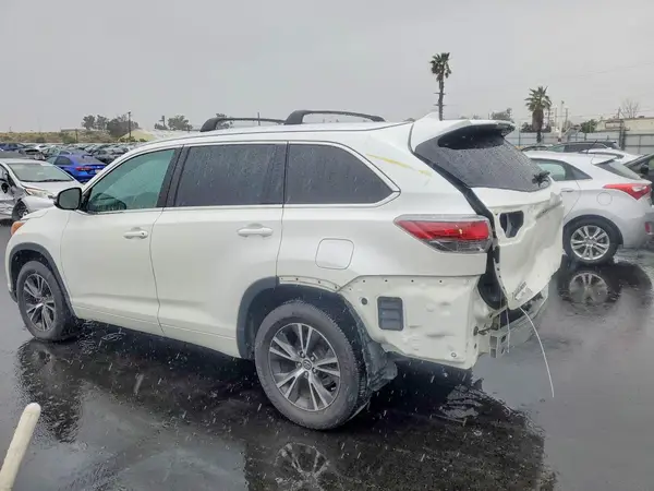 5TDKKRFH4GS162533 2016 TOYOTA HIGHLANDER - Image 2