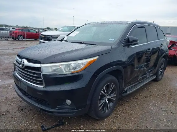 5TDKKRFH5GS132859 2016 TOYOTA HIGHLANDER - Image 2