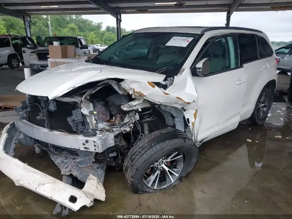 5TDKKRFH6GS180385 2016 TOYOTA HIGHLANDER - Image 2